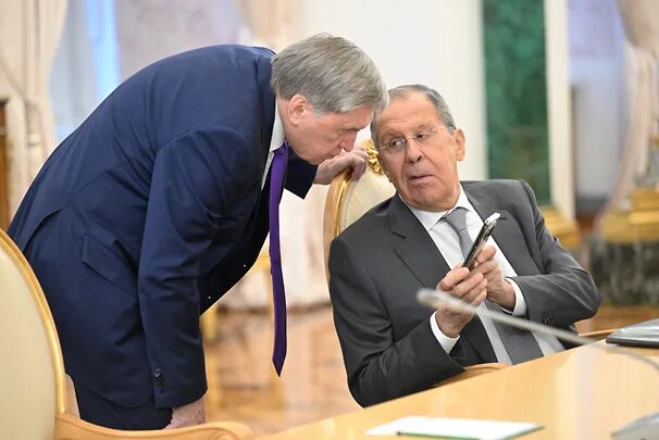 На переговорах в Эр-Рияде глава МИД РФ Сергей Лавров (справа) и помощник президента Юрий Ушаков обсудят с американской стороной параметры украинского урегулирования и возможность проведения саммита лидеров двух стран

Фото: Дмитрий Азаров, Коммерсантъ