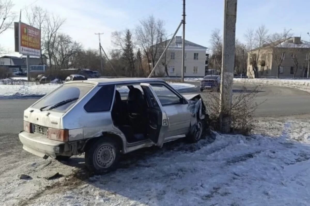    В Магнитогорске подросток угнал машину и врезался в столб
