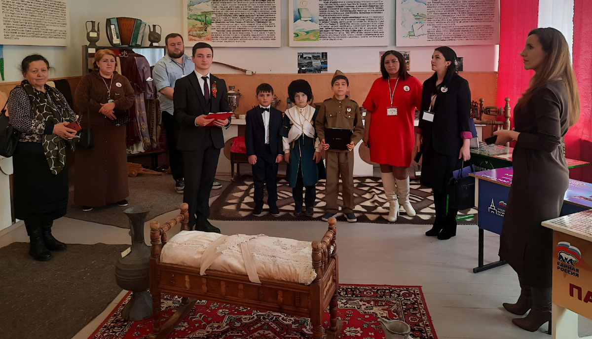 Участников семинара в музее сопровождали юные хозяева школы. Фото автора.