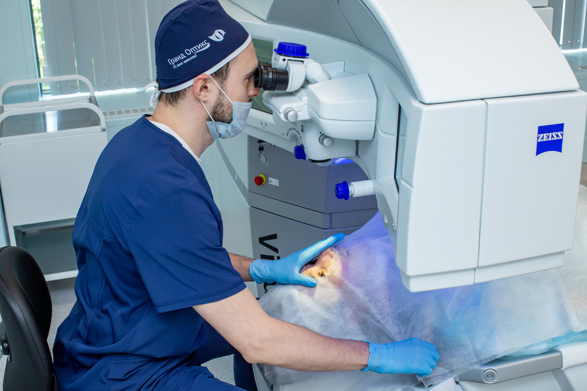 На фото: врач-офтальмохирург Хаценко Евгений Игоревич