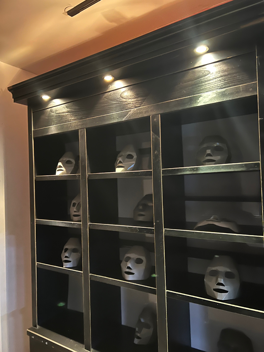 все участники спектакля надевают плащи и маски, чтобы скрыть свою идентичность, это здорово помогает в проживании подлинных эмоций и чувств