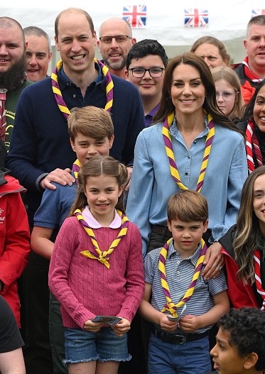    Принц Уильям и Кейт Миддлтон с детьми. Фото: ТВЦ