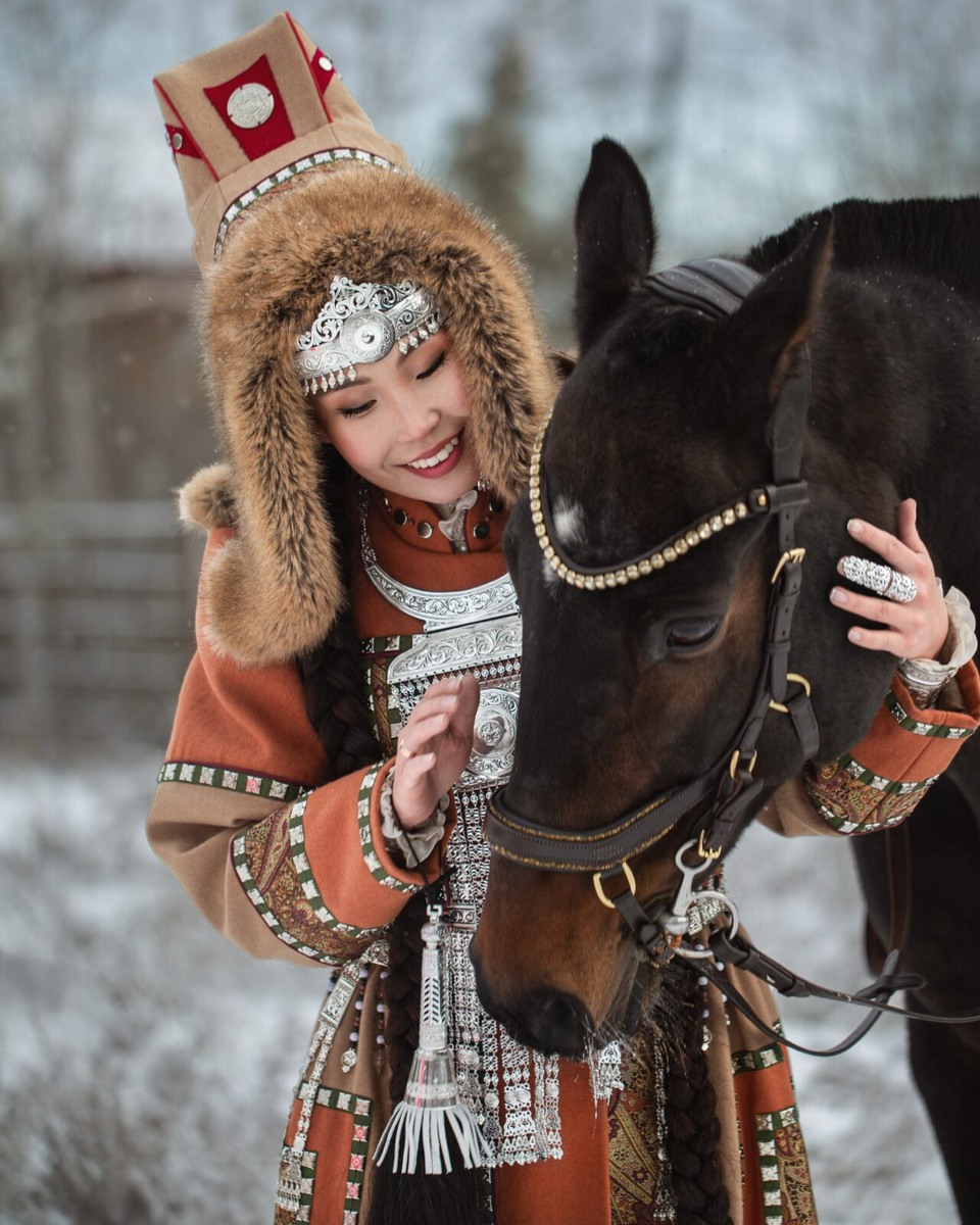 Украшения УРУУ — это символы вечности, соединяющие прошлое и настоящее. Их уникальность - в гармонии простоты и роскоши, в умении подчеркнуть индивидуальность своего владельца. Они – живые свидетели времени, которые подчёркивают нашу связь с будущим и прошлым.

Особое внимание уделялось головным украшениям, таким как бастыҥа, косоплётки и серьги, которые не только подчёркивали красоту женщины, но и служили защитой от дурного глаза. Нагрудные и нашейные украшения, такие как “илин-кэлин кэбиһэр” и “кылдьыы” – обязательная часть женского убранства, они служили защитой от злых сил. Широкие браслеты “бөҕөх” и кольца оберегали руки, через которые, по поверьям, проходит жизненная энергия. Таким образом, каждое украшение носит особый сакральный смысл.
Украшения УРУУ — это не только наследие прошлого, но и вдохновение для будущего. Это связь с предками, с природой и с самим собой.