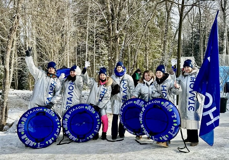 Команда

Ватрушки с логотипом компании стали главной изюминкой зимней спартакиады! Быстрое воплощение идеи в спортивный снаряд. Всего за две недели был разработан логотип и к клиентам пришла посылка – осталось только надуть ватрушки и запустить белого кота!
Эффектное выступление на соревнованиях, это в первую очередь внешний вид команды. Корпоративные соревнования зимой и летом всегда подчеркивают ценность коллектива, участие компании в развитии сотрудников, сплочение и стильные модные наряды. А еще ватрушки!


А впереди лето!
«Школа выживания» программа, которая запомнится вам и вашим коллегам! Это не только навыки, которые помогают людям становиться сильнее морально и физически, но и прекрасное настроение и море улыбок.

В Лосево, Приозерского района, есть все условия для тимбилдинга: лес, бурная река Вуокса, солнце и азарт!
Мы обеспечиваем программу «под ключ»: вкусное питание, транспорт, проживание, рафтинговая программа, фитнес-тур
Профессиональные инструкторы проведут вас по всем испытаниям «Школы выживания»

Специалисты «Праздник РФ» и команда «Кивиниеми» (профессиональные спортсмены, фитнес-тренеры и пиротехники) создадут программу, в которой коллективу предстоит стать единой командой. Вам предстоит выработать командный способ принятия решений и открыть неожиданные способности в себе и в своих коллегах. Тимбилдинг в Лосево запомниться.
Алена Димпул отмечает, что «Школа выживания» самая интересный летний тимбилдинг и увлекает всех сотрудников компании. Тем более сейчас – середина лета. Каждый участник корпоратива ощутит ответственность за общий успех, экстремальные условия выведут качество взаимодействия на новый уровень. Выберете одно из направлений командообразующих программ. «Праздник РФ», Алена Димпул, Евгений Исупов и Константин Шолмов разработают уникальный сценарий мероприятия, с учетом состава участников и целей, которые вы ставите. Корпоратив в области – именно в Лосево!
Мероприятия проводятся на территории Лосево, Карельский перешеек, река Вуокса, С