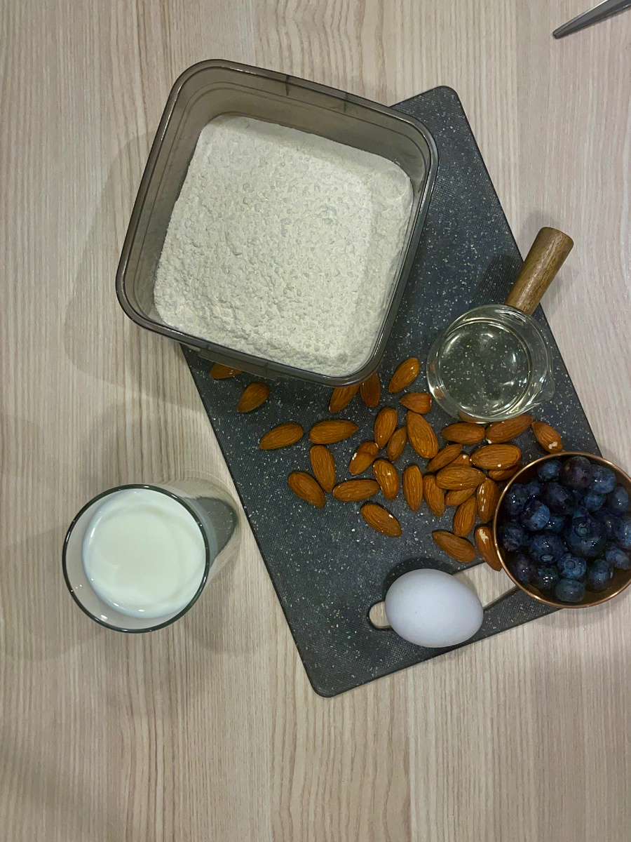 Это все ингридиенты с уже приготовленным замесом для панкейков. 