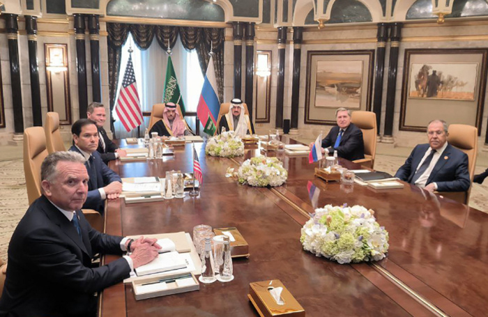    Спецпосланник президента США по Ближнему Востоку Стивен Уиткофф, госсекретарь США Марко Рубио, помощник президента США по национальной безопасности Майк Уолтц (слева направо), глава МИД РФ Сергей Лавров и помощник президента РФ Юрий Ушаков (справа налево).Артем Попов/ТАСС