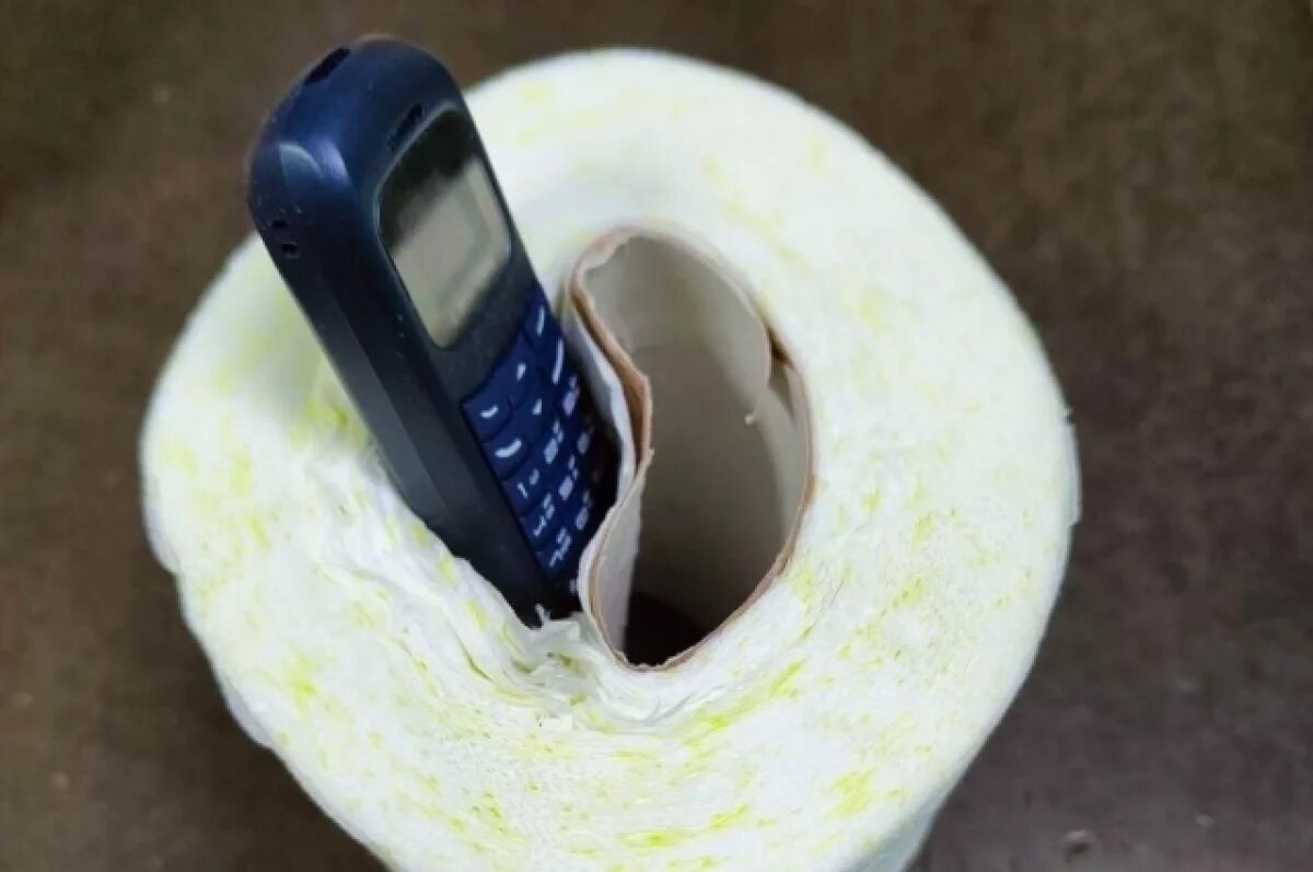    Не очень аккуратно припрятанный в рулоне туалетной бумаги мобильный телефон нашли сразу.