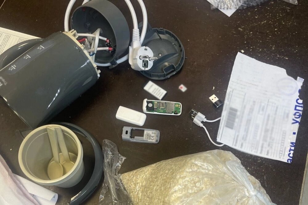    Телефон в чанике. Фото: СИЗО №1 Кресты Колпино ФСИН России по СПб.