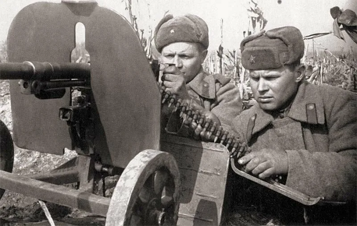 Советские бойцы у пулемета СГ