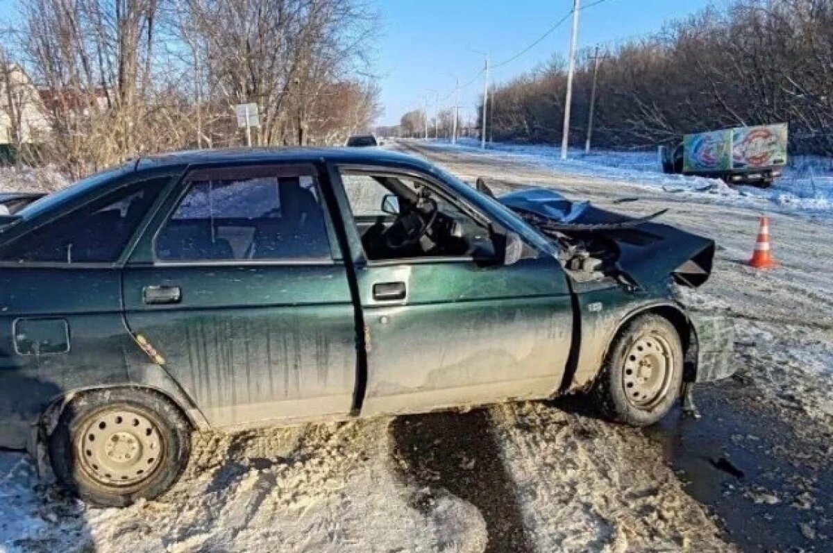    Под Воронежем две машины оказались в кювете из-за скользкой дороги