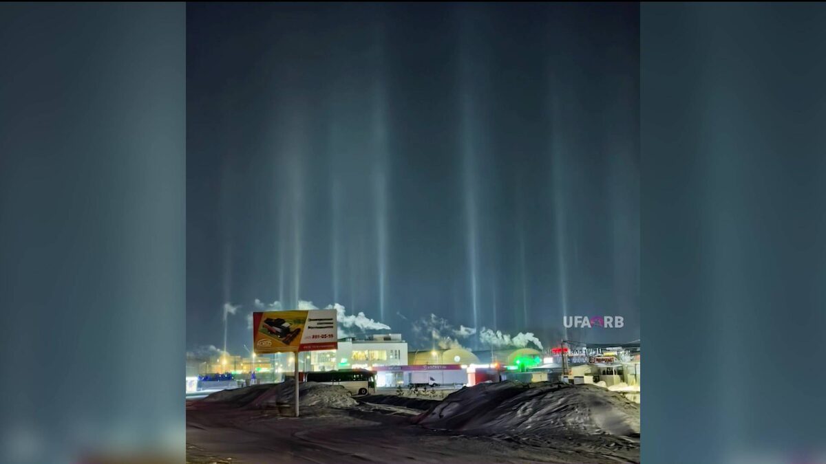    Жители Башкирии заметили в небе световые столбы