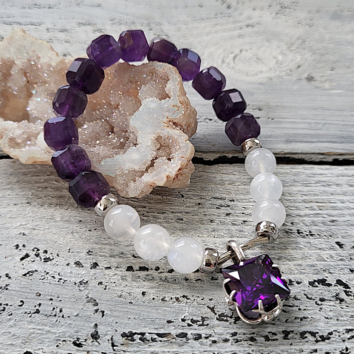 браслет из аметиста, лунного камня с подвеской из ювелирного стекла