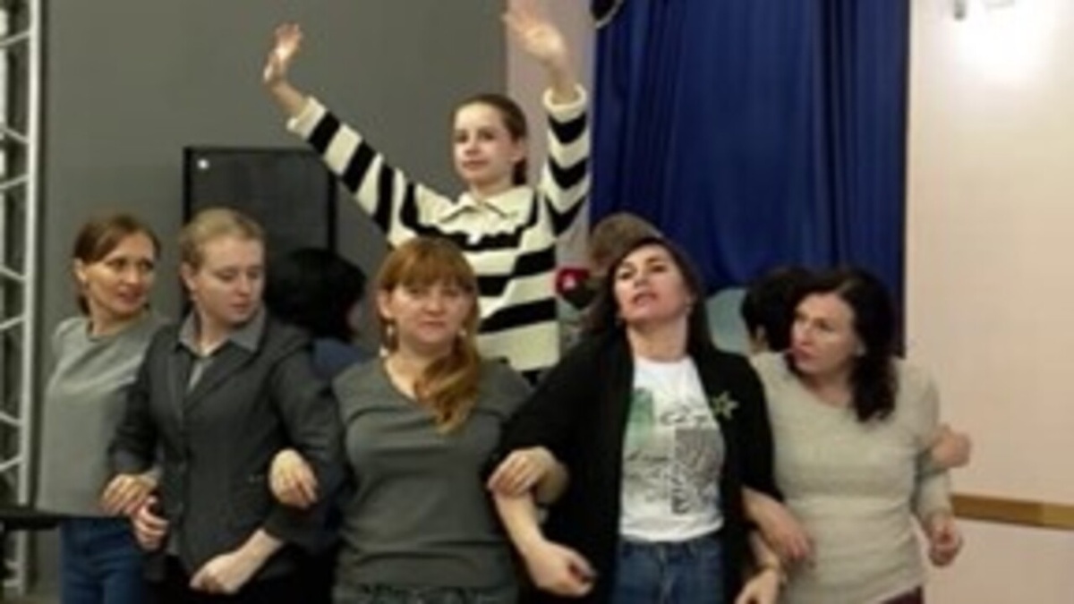    Переселенцев из курского приграничья, участников СВО и волонтеров объединила театральная постановка