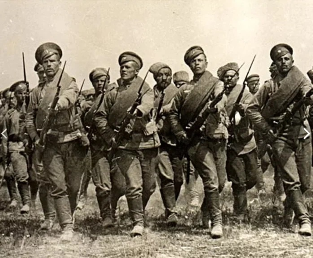 Солдаты Русской армии в атаке