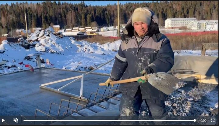 Работник на нашей стройке тоже в недоумении. И, кстати, похож на Харламова :)