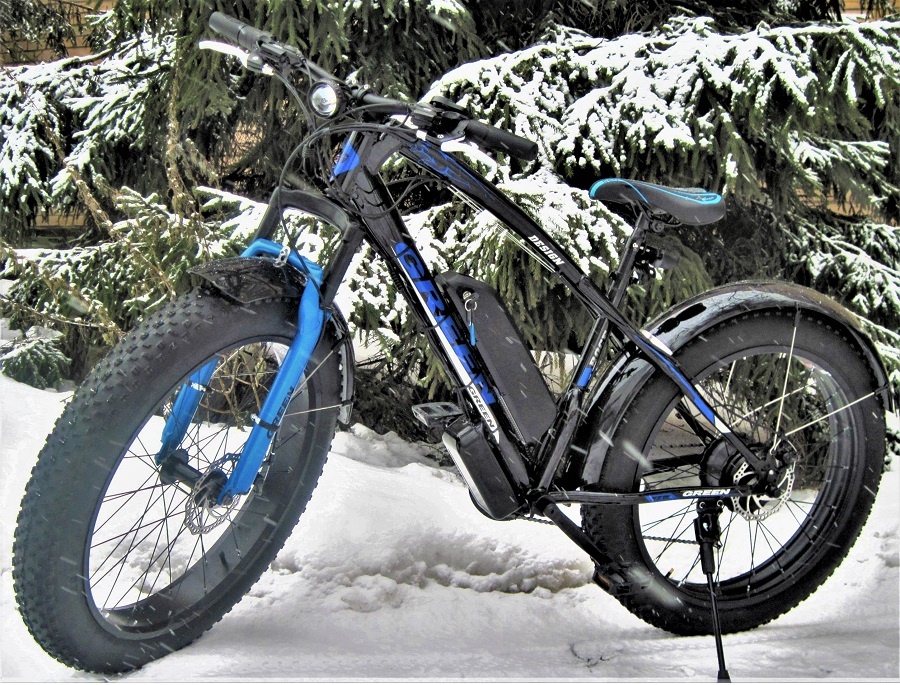 Они действительно справляются с зимними поездками гораздо лучше обычных велосипедов. Причем не только в условиях города, когда типичными испытаниями становится обледенелый асфальт и неглубокий снег. Например, в зимнем лесу байки на стандартных колесах в лучшем случае постоянно съезжают с узкой тропинки в сторону и проваливаются в сугробы. Фэтбайк ведет себя иначе: это его стихия, и толстые покрышки с мягкой резиной в таких условиях становятся отличными помощниками.