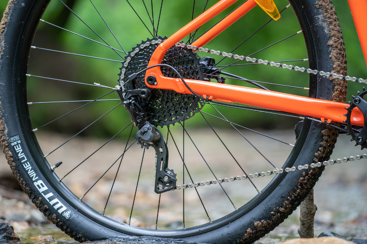 Задний переключатель и кассета на велосипеде Alpinebike