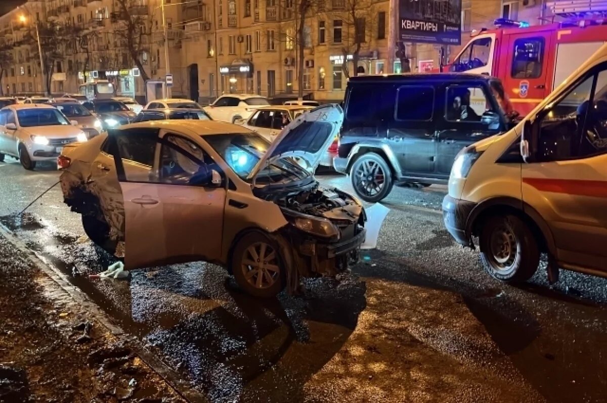    В Астрахани иномарка стала причиной столкновения нескольких машин