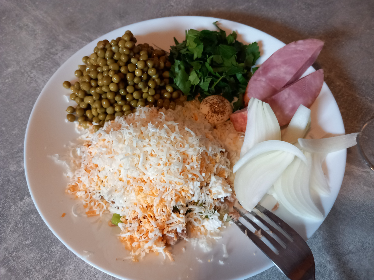 Мой вчерашний ужин. Муж сказал, что на такой тазик с колбасой и сыром он тоже согласен 🤣🤣