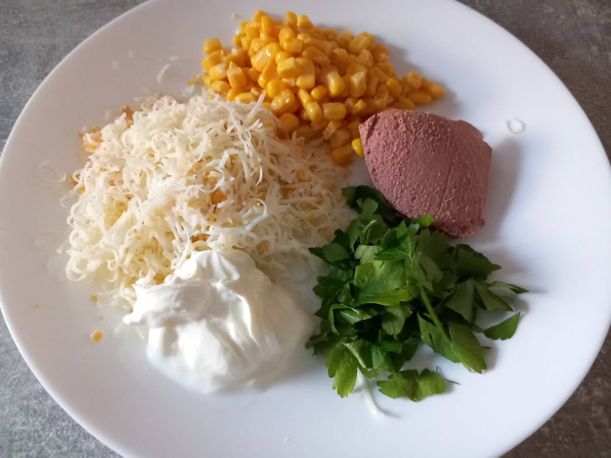 Сегодняшний завтрак . Белок нужен, но варёные яйца уже не лезут. Придумала тереть их на мелкой тёрке и сверху чуть-чуть сыра.