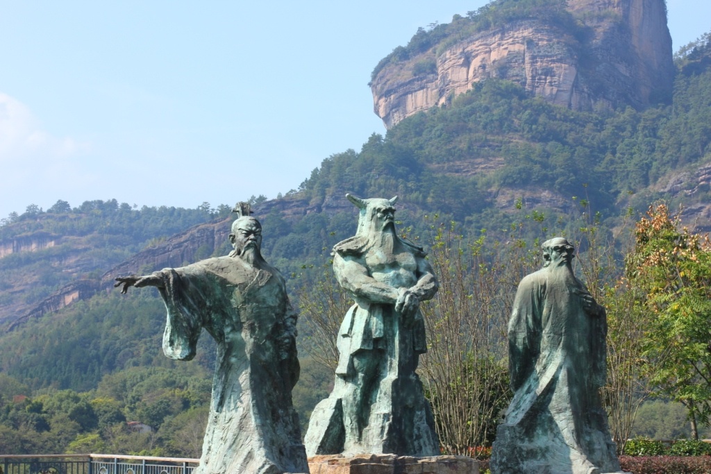 Памятник Трём Великим в чайном заповеднике УИ: правитель региона в эпоху Хань У И Цзюнь, бессмертный Шэнь Нун (первооткрыватель чайного куста), бессмертный Пэн Цзу (основатель чайного региона Уишань)