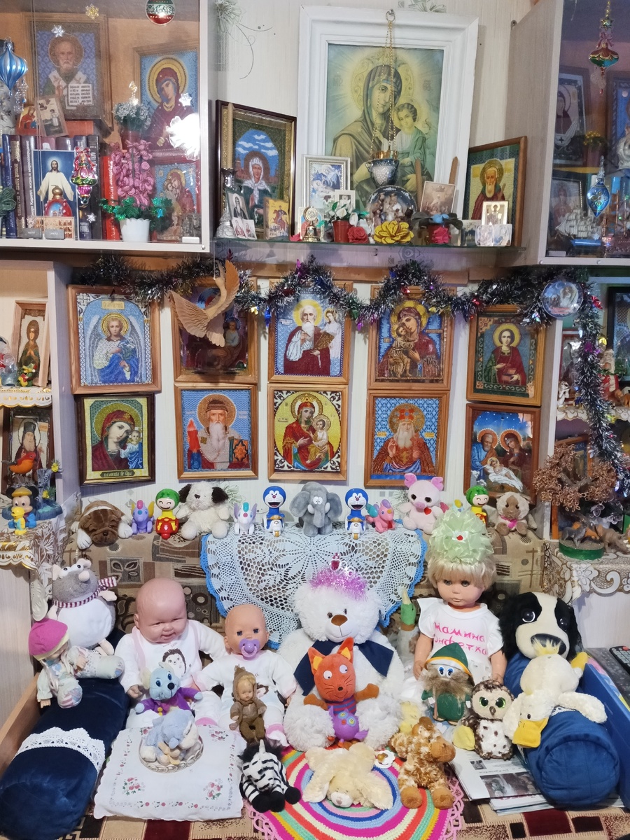Крохотная квартира Любови Никифоровны украшена десятками икон, которые женщина сама вышила бисером, и множеством игрушек