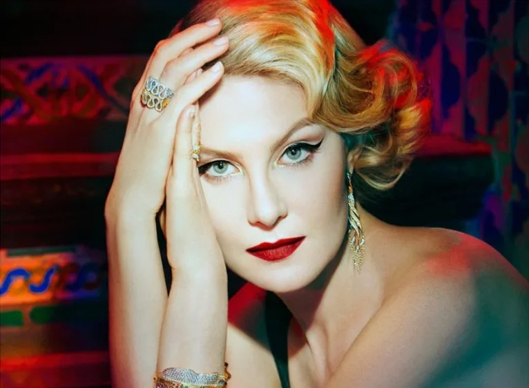 Рената Муратовна Литвинова — российская актриса, режиссёр, сценарист и телеведущая.