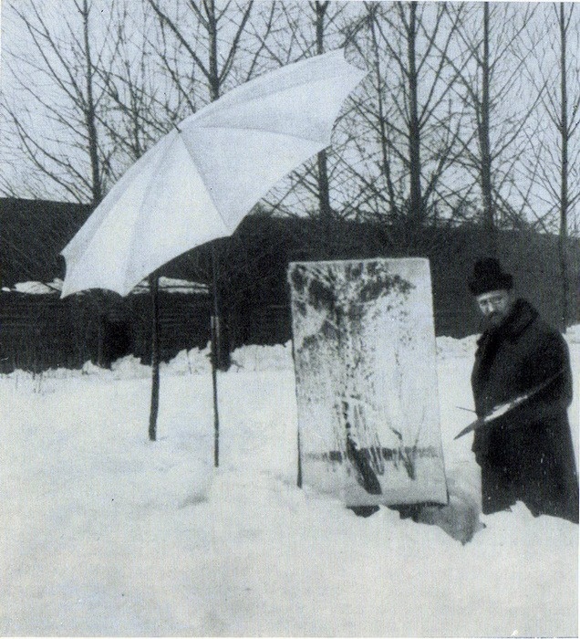 Художник за работой над картиной «Февральская лазурь». Фото также хранится в Третьяковской галерее.