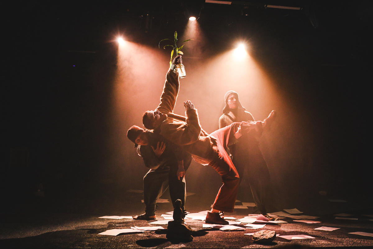    Сцена из спектакля «Голиаф»