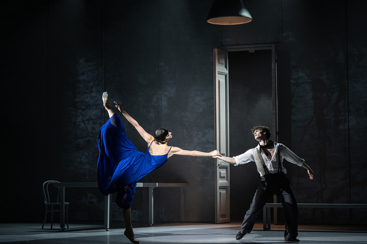    Сцена из спектакля «Две Анны»