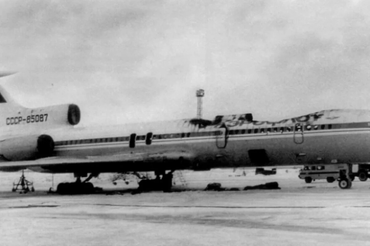    Из-за пожара у самолета выгорела верхняя часть фюзеляжа.