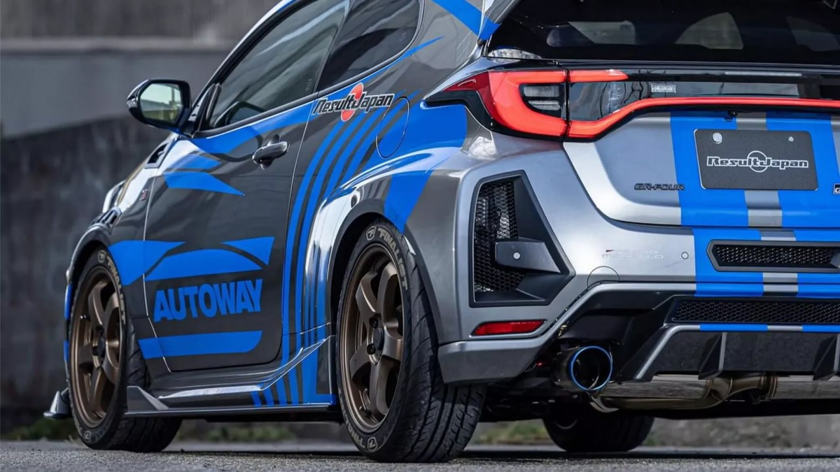 Хот-хэтч Toyota GR Yaris стал получил новый обвес от японских тюнеровАтелье Result Japan заметно расширило кузов хэтчбека. Кроме расширителей арок и соединяющих их накладок на пороги автомобиль получил крупный передний сплиттер и капот с воздуховодами. Для задней части предусмотрены новый бампер с диффузором и массивное антикрыло.Цена обвеса без учёта установки начинается с 594 000 иен (375 тыс. рублей).