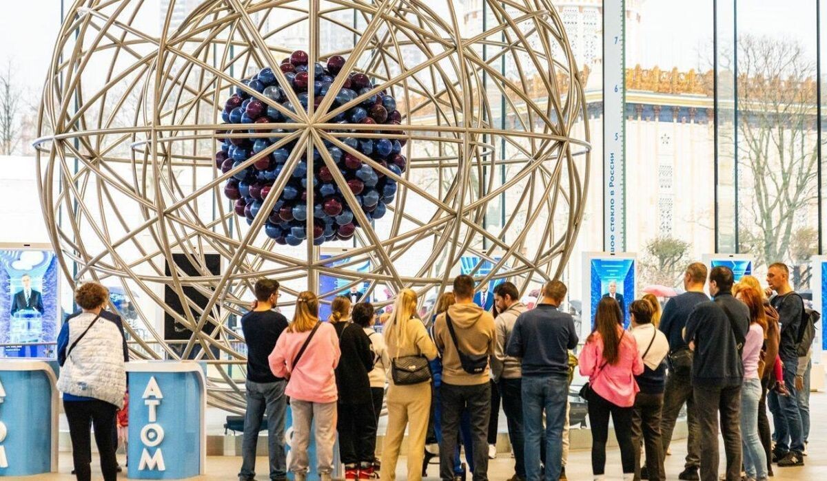     Граждане на ВДНХ. Источник: mos.ru Автор фото: Пресс-служба Мэра и Правительства Москвы