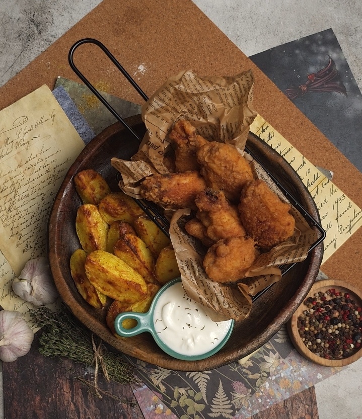 Куриные крылышки в хрустящей панировке с зарумяненным картофелем