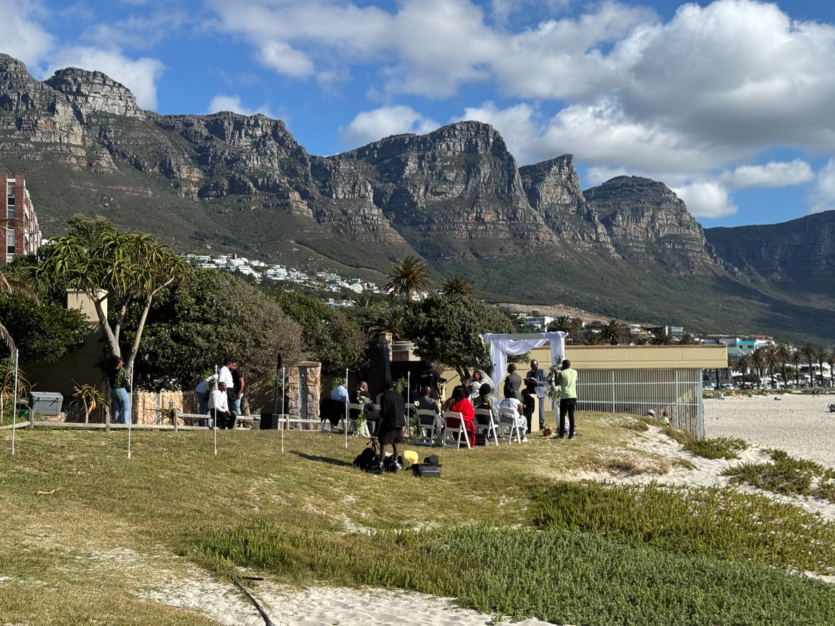 Свадебная церемония на берешу Атлантического океана