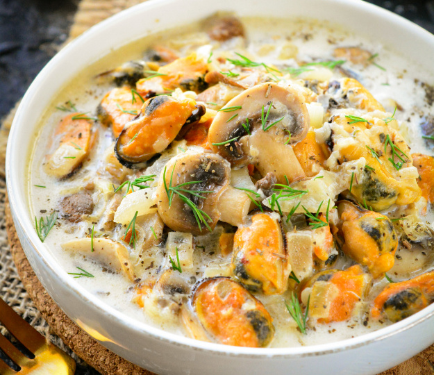 Проще не бывает и подать можно хоть с картошкой, хоть с булкой: нежные мидии в сливочном соусе