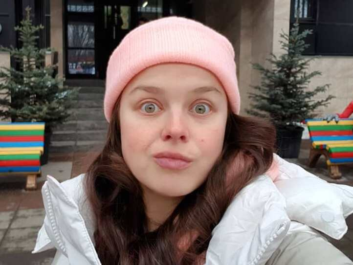 Медведева. Она так уж и нужна России?! Российской сцене и ТВ? С полным отсутствием интелоекта и морали...