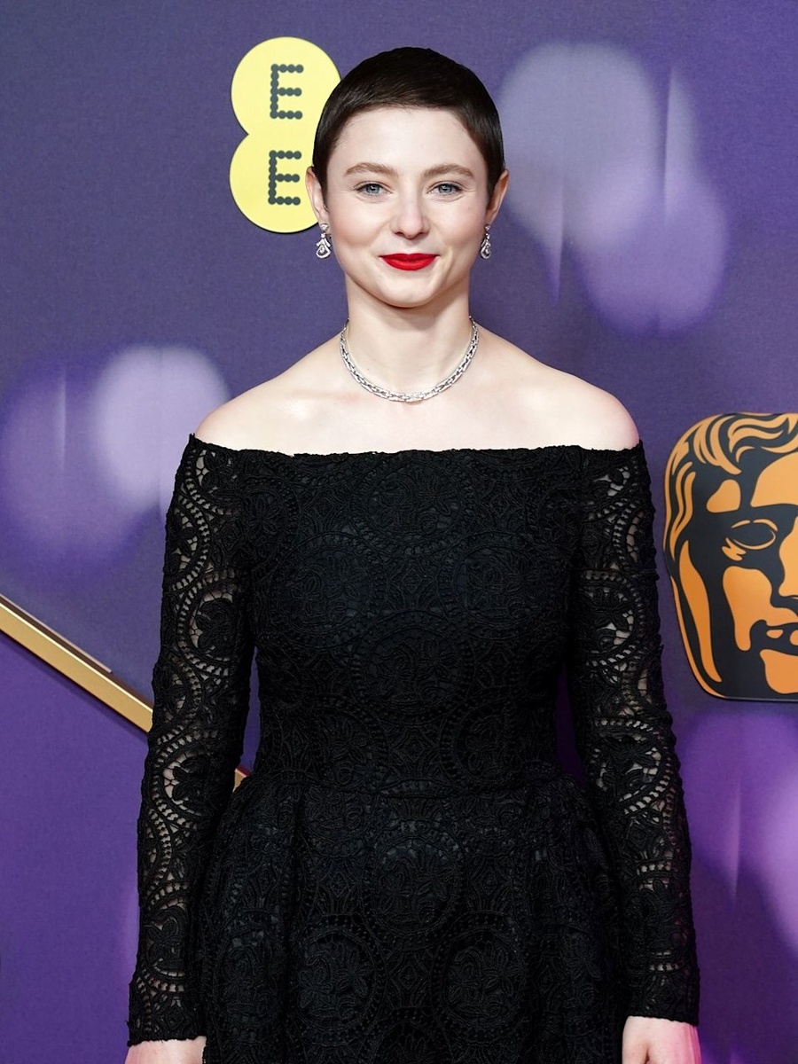 Актриса Томасин Маккензи сделала ставку на короткую стрижку которую дополнила ярко-красной помадой и суперактуальным платьем из черного кружева, а также бриллиантовым ожерельем и подходящими серьгами от Bvlgari. 
Вопрос, как смотрится актриса с такой прической без яркого вечернего макияжа?