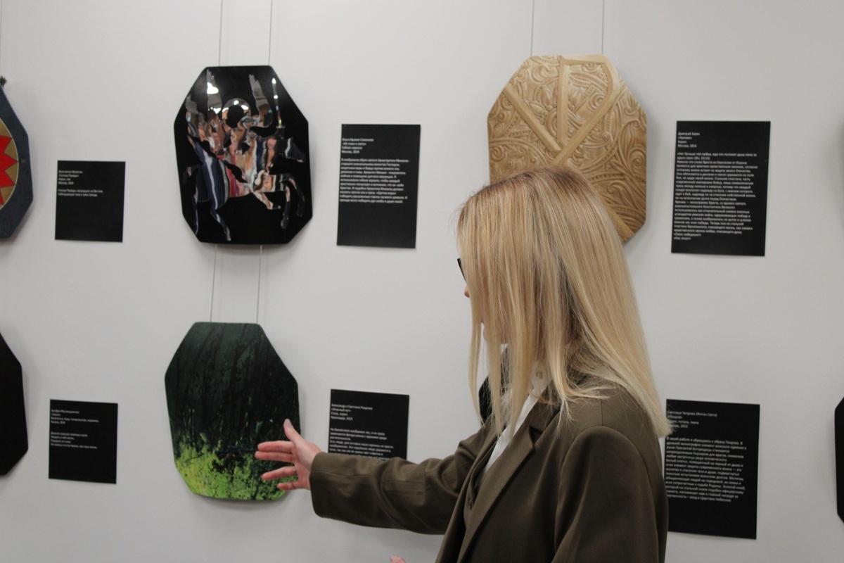 Более 60 стальных плит от бронежилетов стали произведениями искусства.  Фото: ФедералПресс / Ксения Кобалия