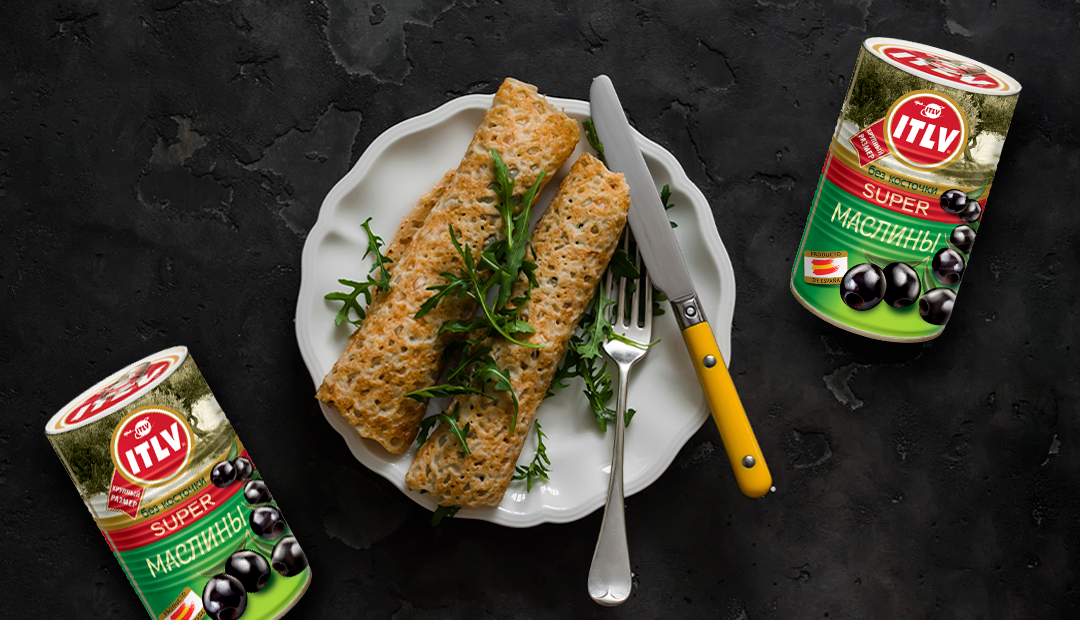 По желанию блины можно украсить зеленью — руколой, укропом, шпинатом.