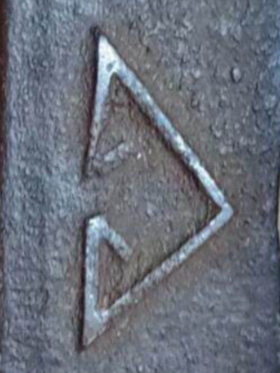 На гаечном ключе.