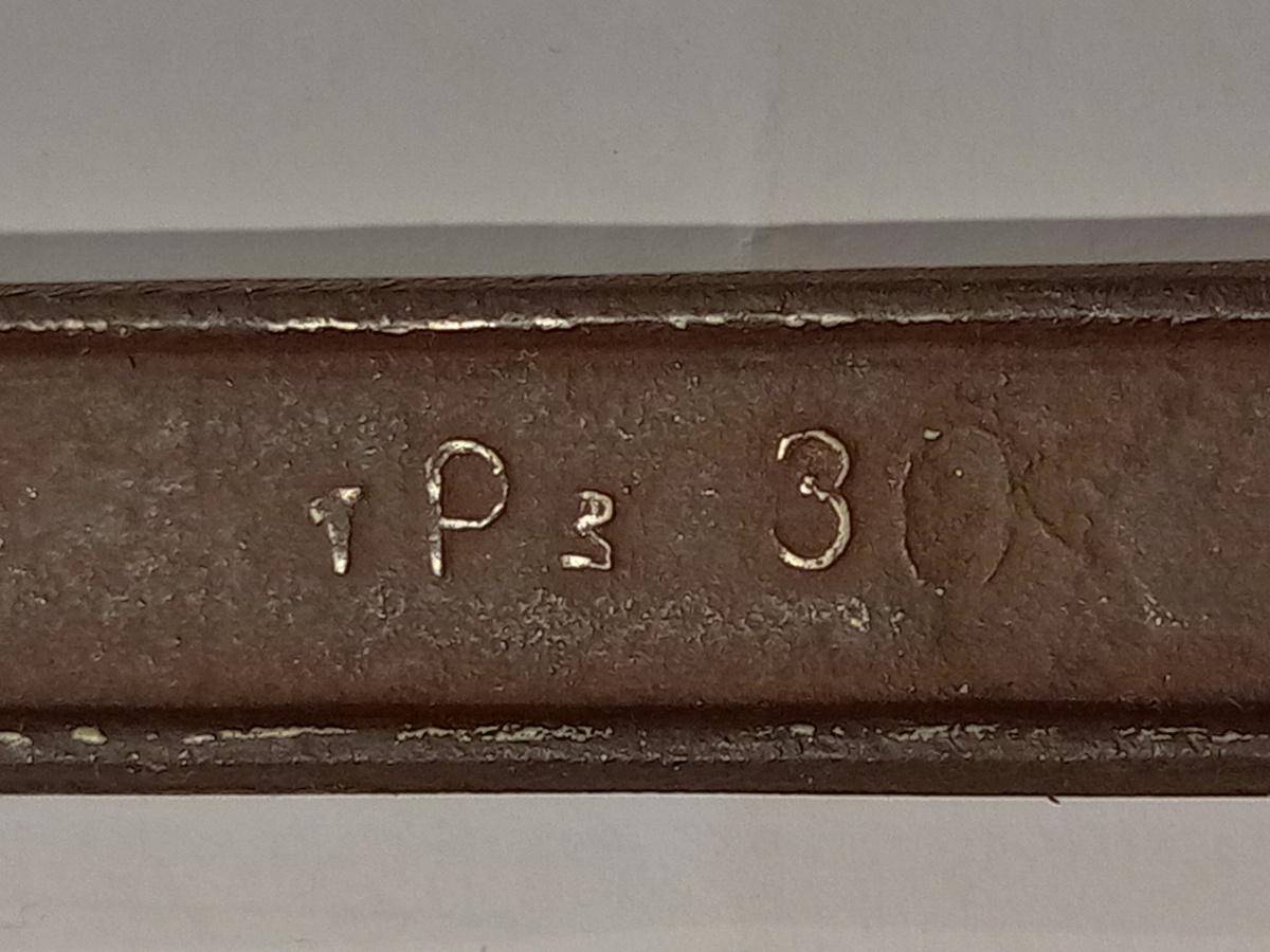 На разводном ключе.