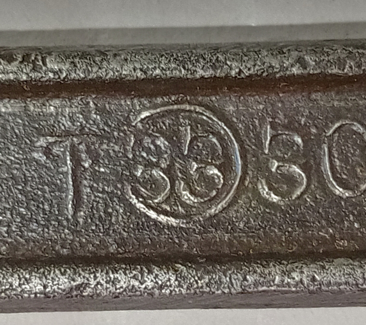 На разводном ключе,  до 30мм.