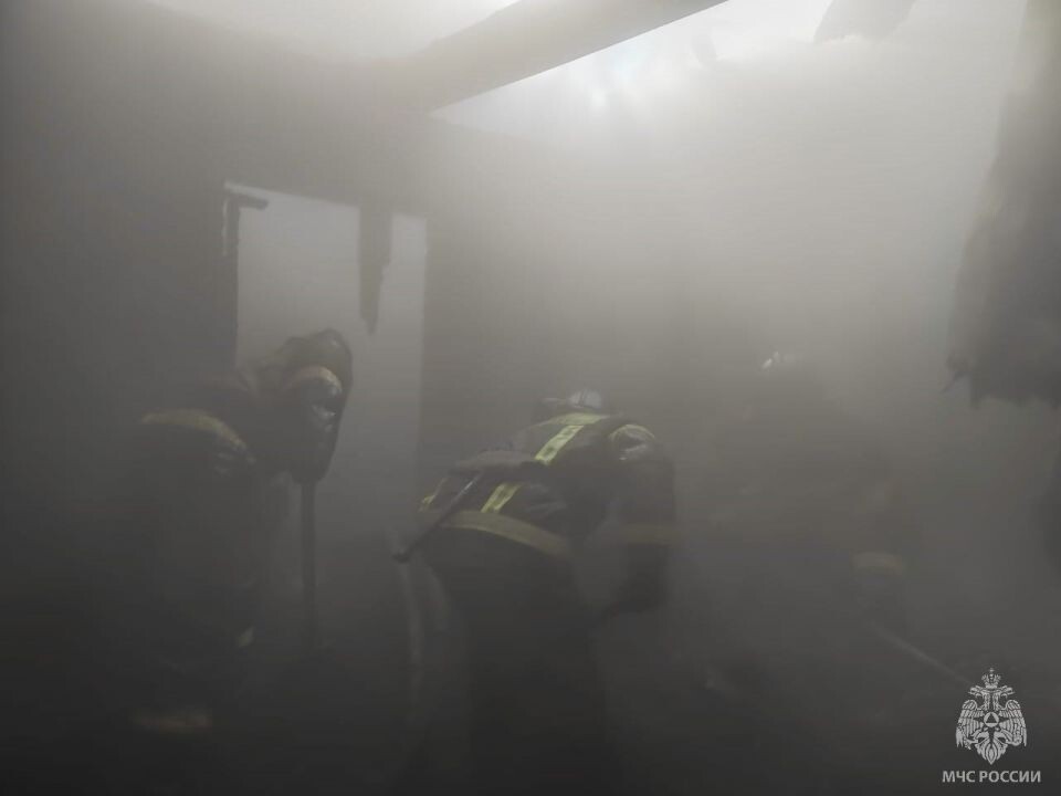    Пожар в Бийске. Источник: t.me/mchs_altkray