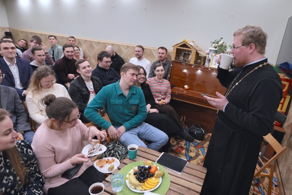    Найти общий язык с молодежью - такую задачу ставит перед собой отец Павел и прекрасно с ней справляется. / Фото: Аркадий Колыбалов / РГ