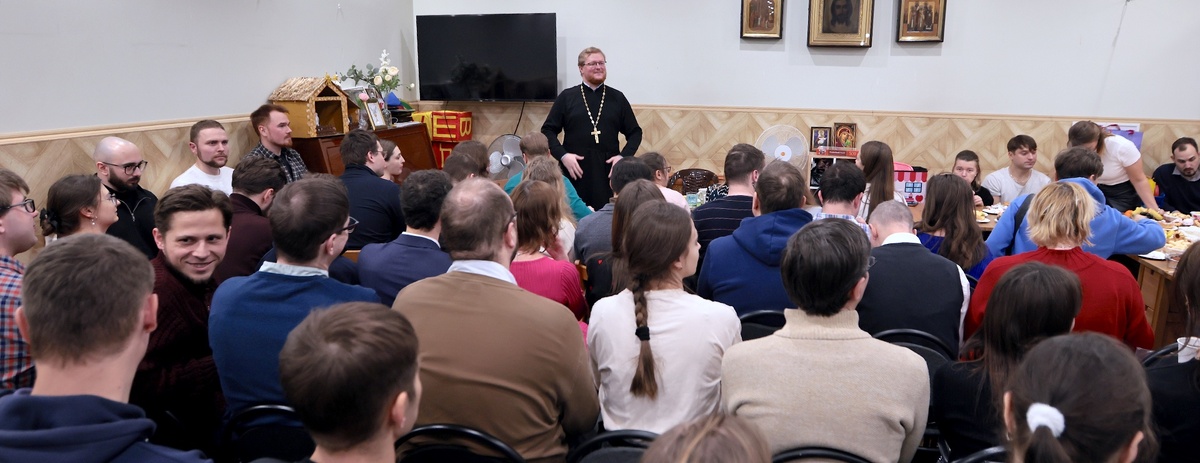    Молодежь при храме живет абсолютно современно: вместе смотрят кино, ходят в театры. / Фото: Аркадий Колыбалов / РГ