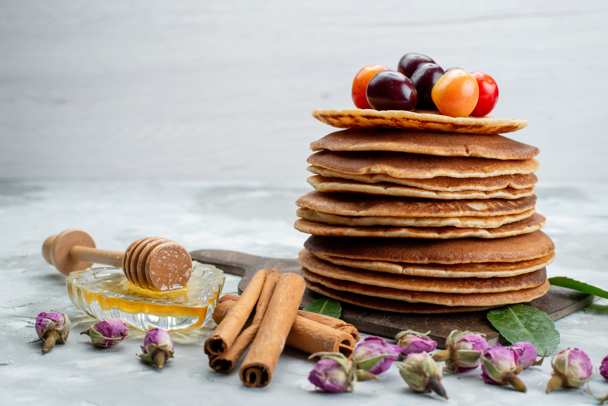 <a href="https://ru.freepik.com/free-photo/front-view-round-pancakes-baked-delicious-with-cherries-cinnamon-light-desk-cake-fruit_9597438.htm#fromView=search&page=9&position=22&uuid=b46859e8-ab60-4219-886f-2bdb82027587&query=%D0%BC%D0%B0%D1%81%D0%BB%D0%B5%D0%BD%D0%B8%D1%86%D0%B0">Изображение от KamranAydinov на Freepik</a>