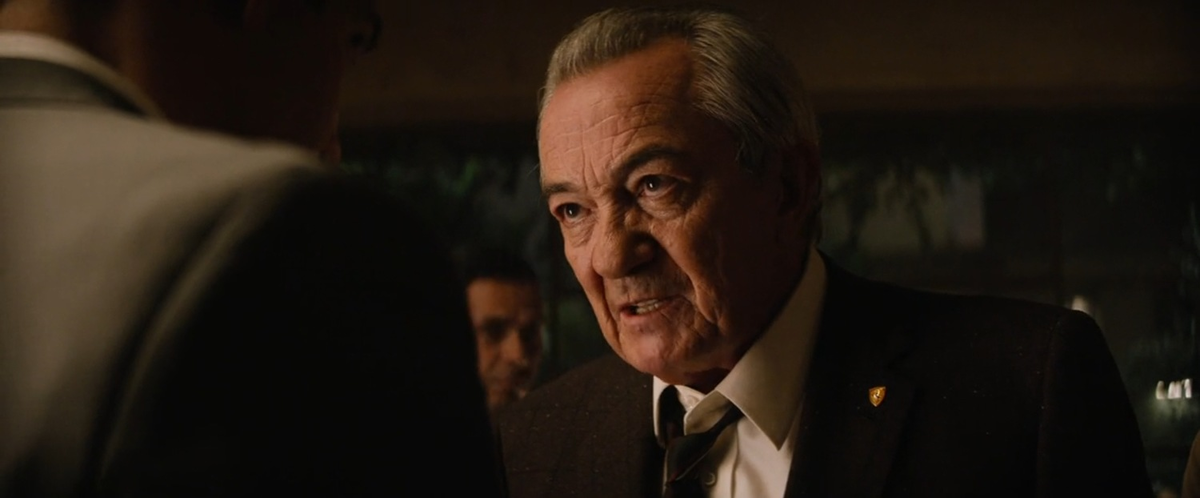 Кадр из фильма «Ford против Ferrari» Ремо Джироне в роли Энцо Феррари 