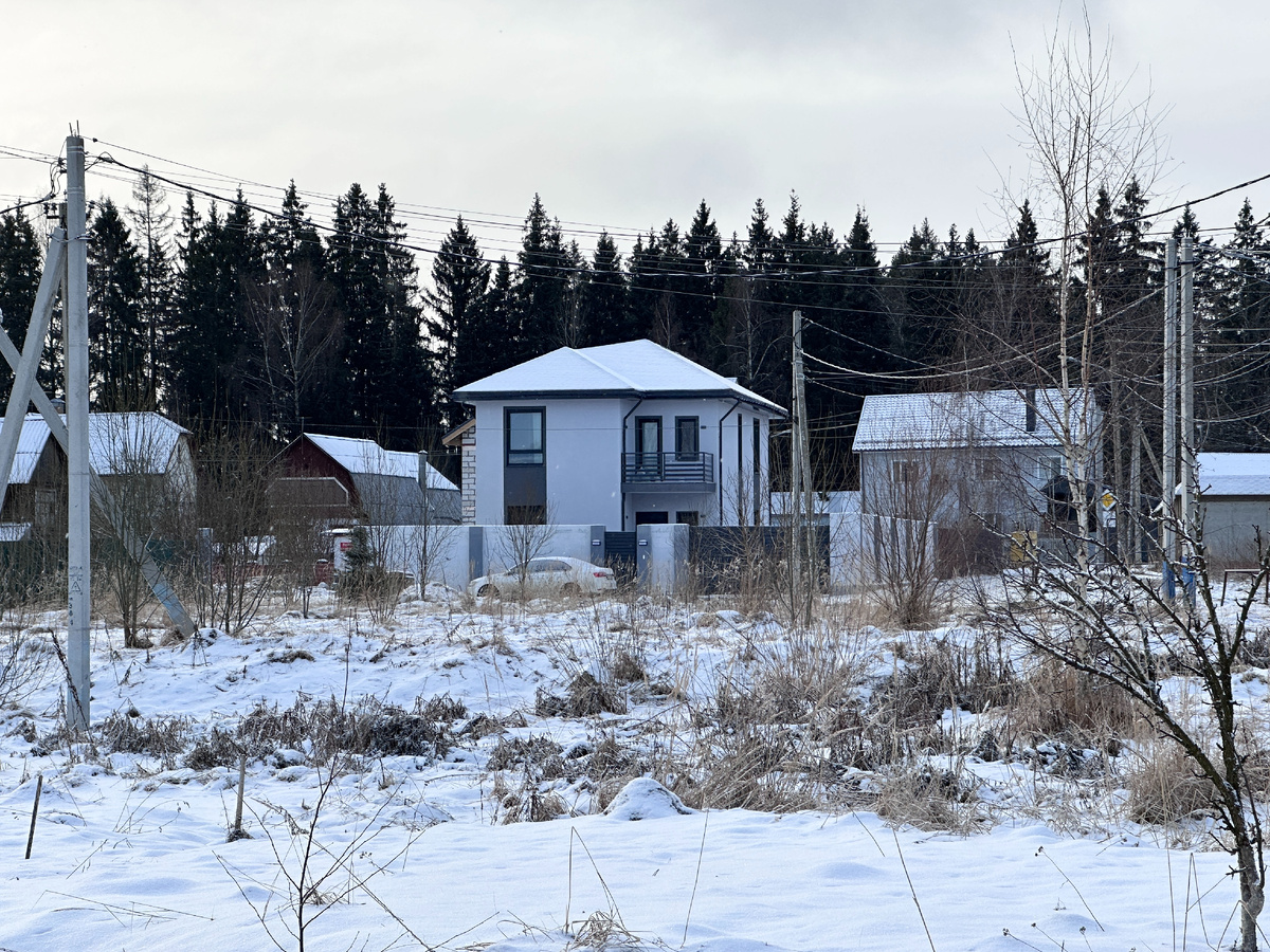 Вид на дом со стороны магазина. 