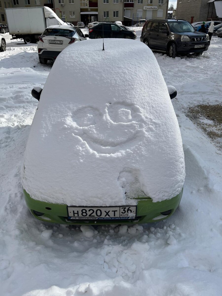 Машина дочери во дворе обзавелась рожицей